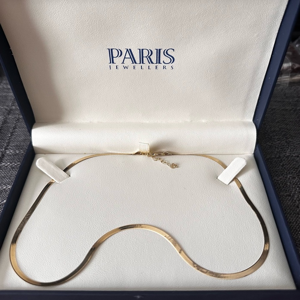 Gold Snake Chain Necklace with Sleek Design